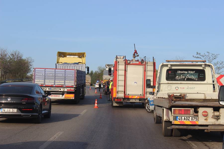 Manisa'da hafif ticari araç tıra çarptı