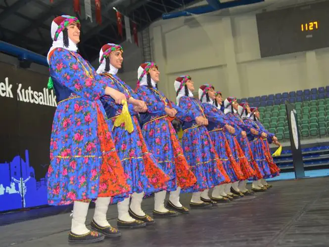 Okullararası halk oyunları