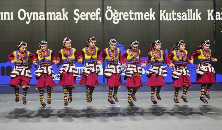 Okullararası halk oyunları