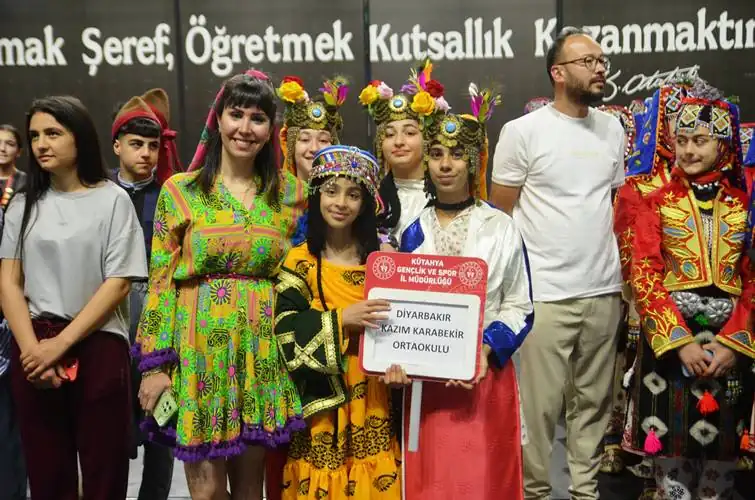 Okullararası halk oyunları