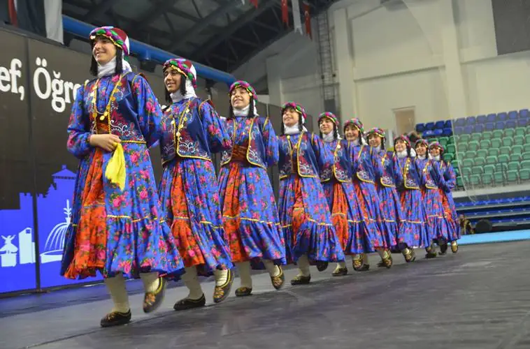 Okullararası halk oyunları