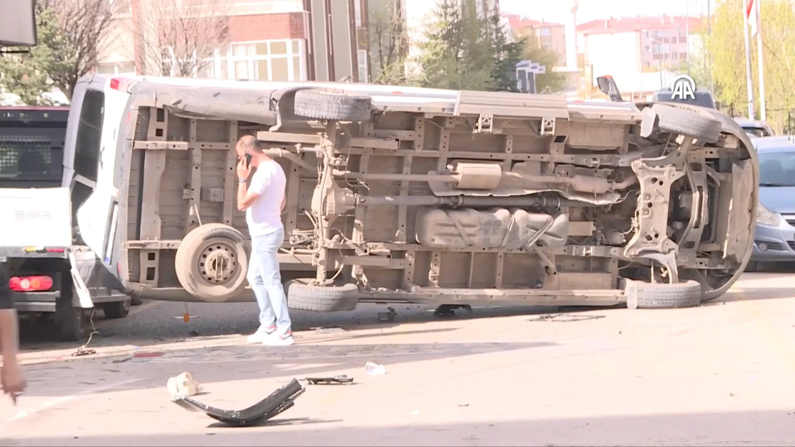 Servis minibüsü ile otomobil çarpıştı, 6 yaralı