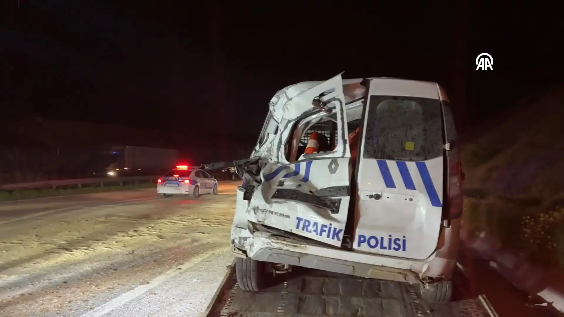 Tır kazasında 3 trafik polisi ve 4 kişi yaralandı