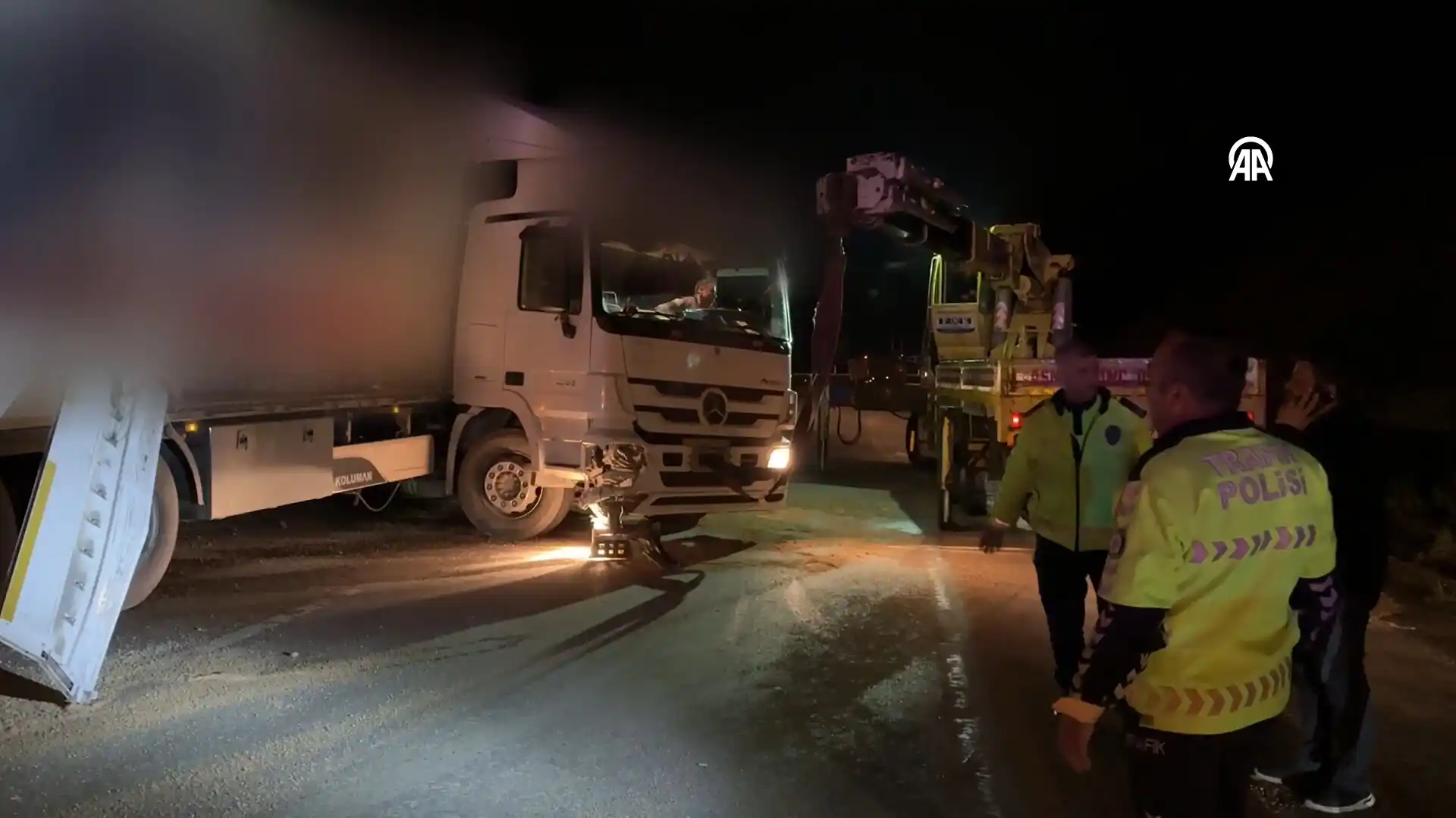 Tır kazasında 3 trafik polisi ve 4 kişi yaralandı