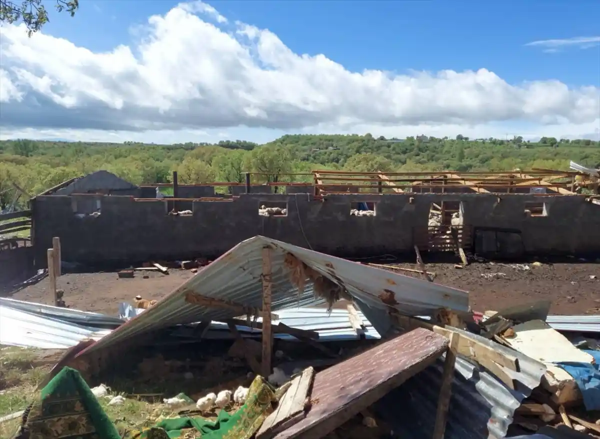 Uşak'ta fırtına çatıları uçurdu!