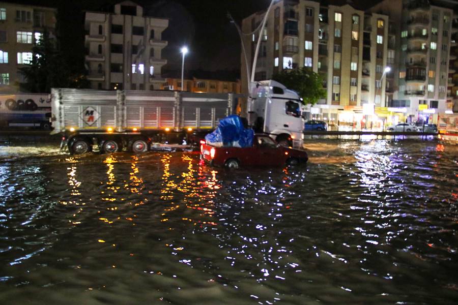 Uşak'ta sağanak ve dolu etkili oldu