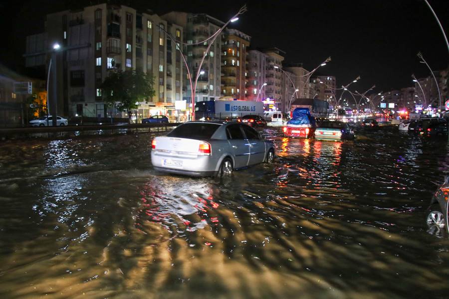 Uşak'ta sağanak ve dolu etkili oldu