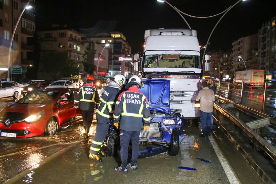 Uşak'ta sağanak ve dolu etkili oldu