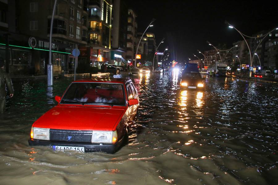 Uşak'ta sağanak ve dolu etkili oldu