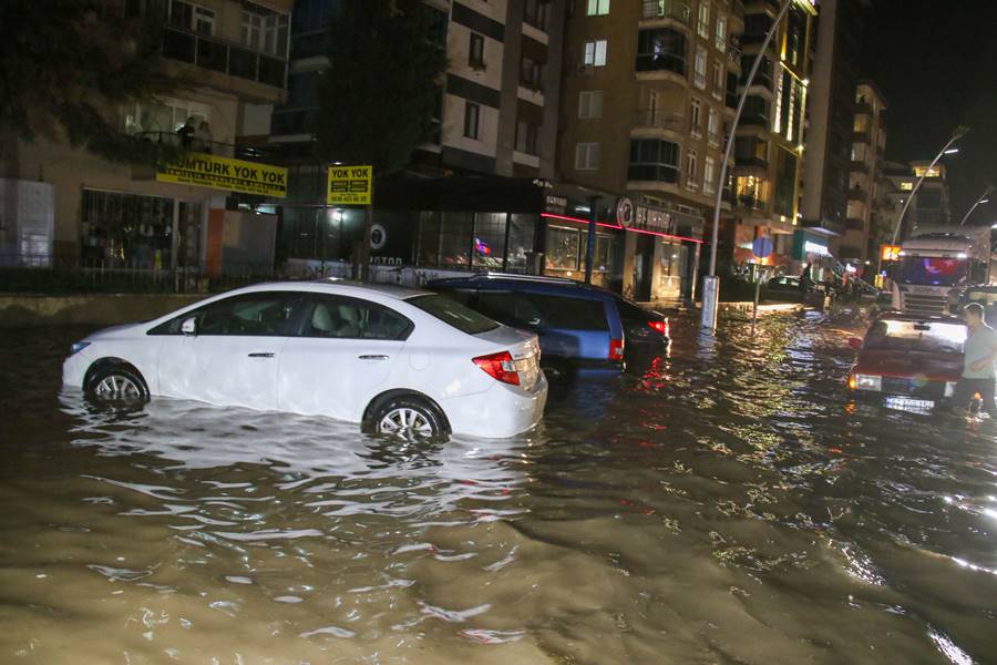 Uşak'ta sağanak ve dolu etkili oldu