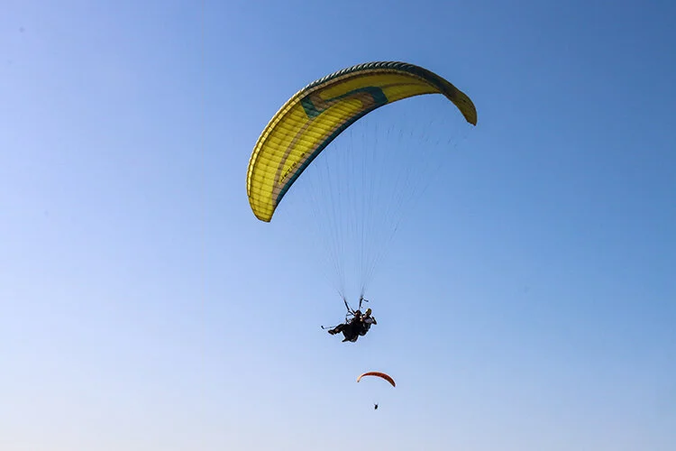 Yamaç paraşütü yapan iki pilot gökyüzünde tavla oynadı