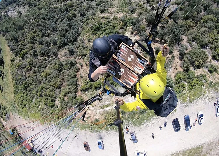 Yamaç paraşütü yapan iki pilot gökyüzünde tavla oynadı