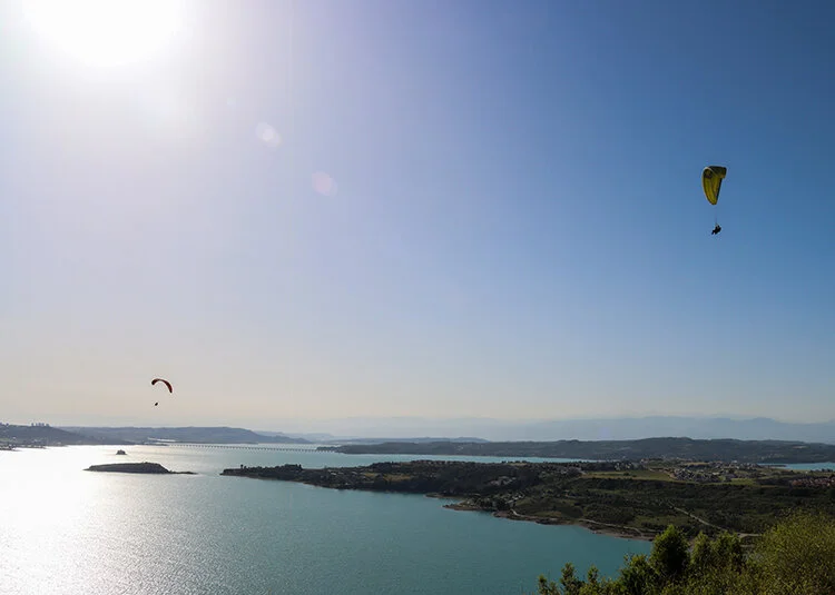 Yamaç paraşütü yapan iki pilot gökyüzünde tavla oynadı