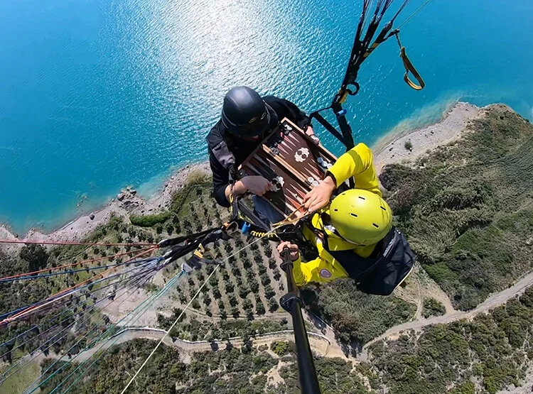 Yamaç paraşütü yapan iki pilot gökyüzünde tavla oynadı