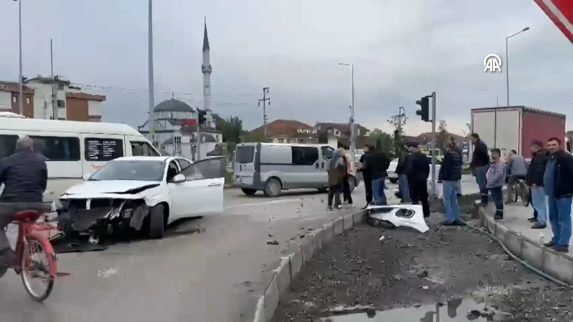 2 otomobil çarpıştı, 3 kişi yaralandı