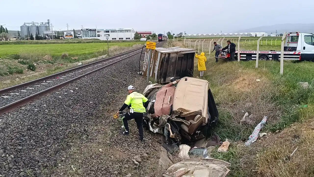 Afyonkarahisar'da yolcu treni kamyonete çarptı