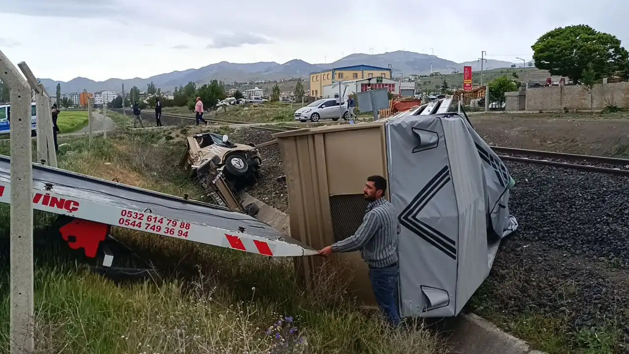 Afyonkarahisar'da yolcu treni kamyonete çarptı