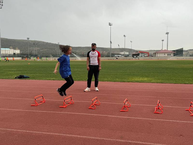 Afyonkarahisarlı özel sporcular, milli takım hedefiyle koşuyor