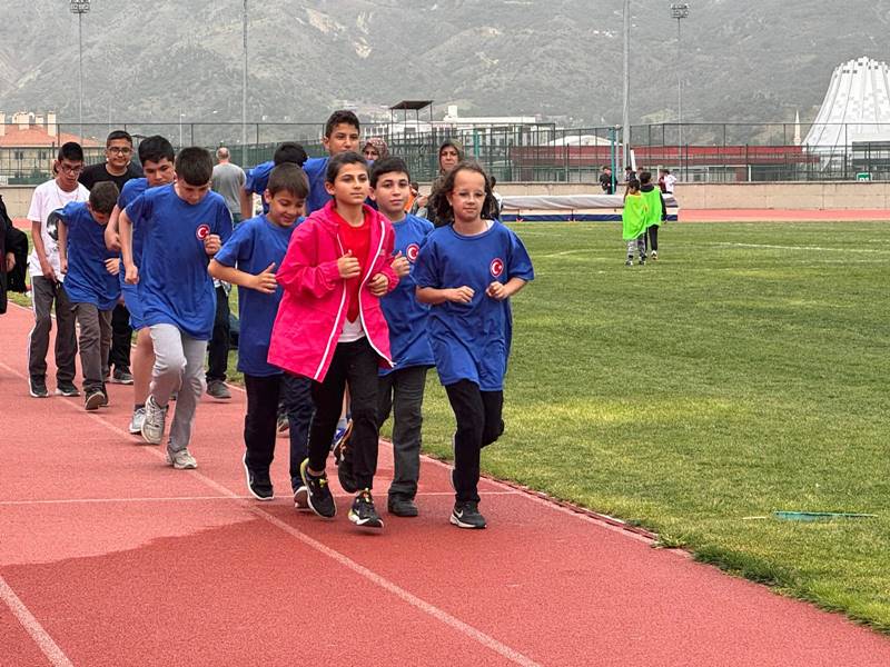 Afyonkarahisarlı özel sporcular, milli takım hedefiyle koşuyor