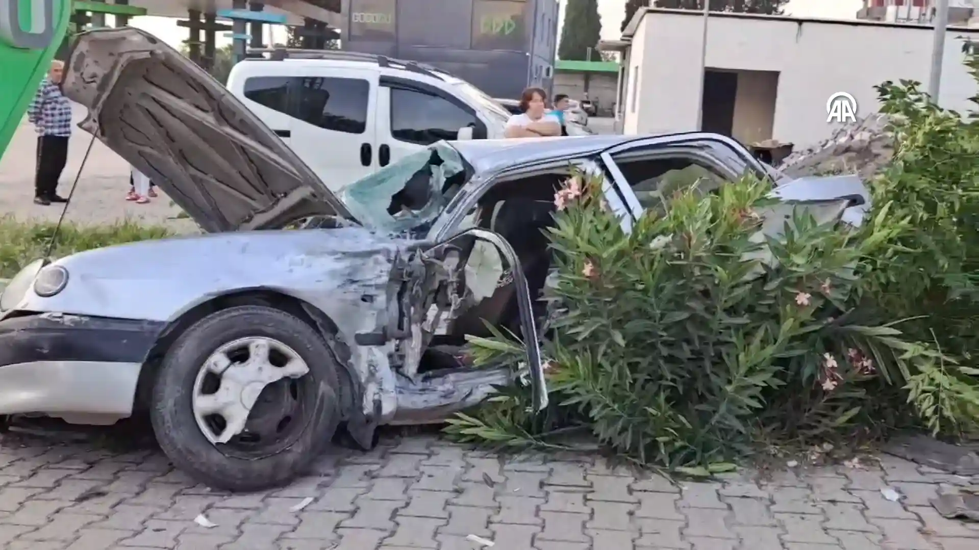 Ambulansla iki otomobilin karıştığı kazada 3 kişi yaralandı