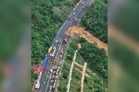 Çin'de otoyol çöktü Çok sayıda ölü ve yaralı var