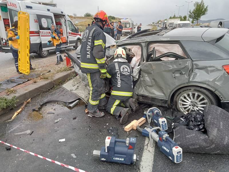 Denizli'de iki otomobilin çarpıştı 1 ölü, 2 yaralı