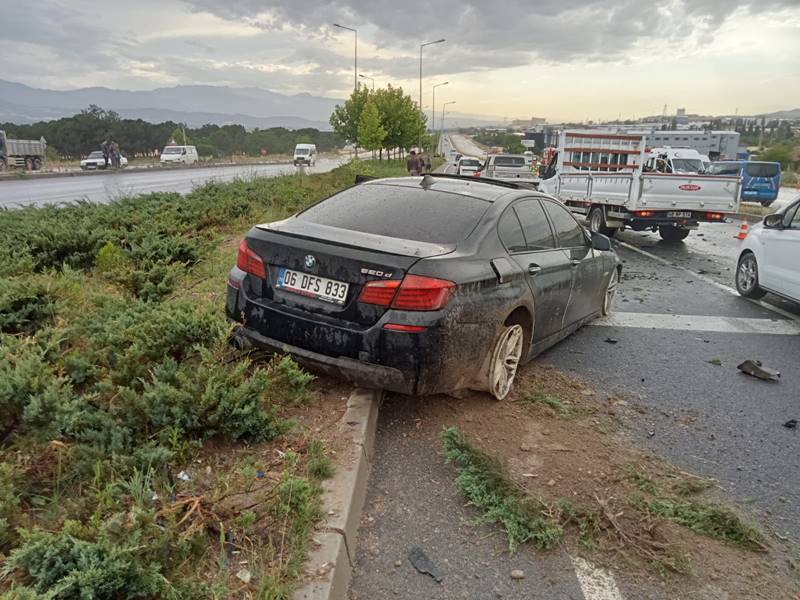 Denizli'de iki otomobilin çarpıştı 1 ölü, 2 yaralı