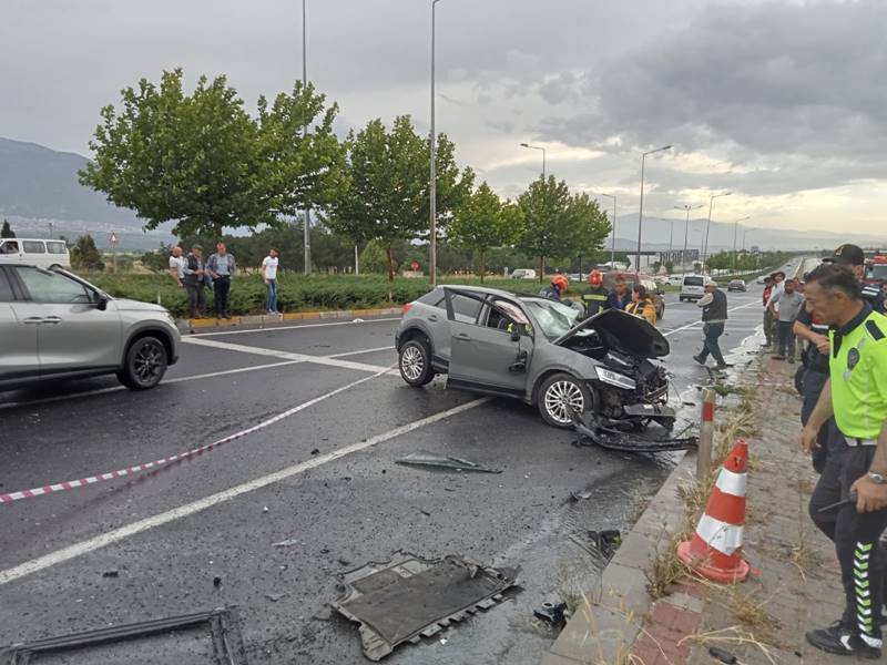 Denizli'de iki otomobilin çarpıştı 1 ölü, 2 yaralı