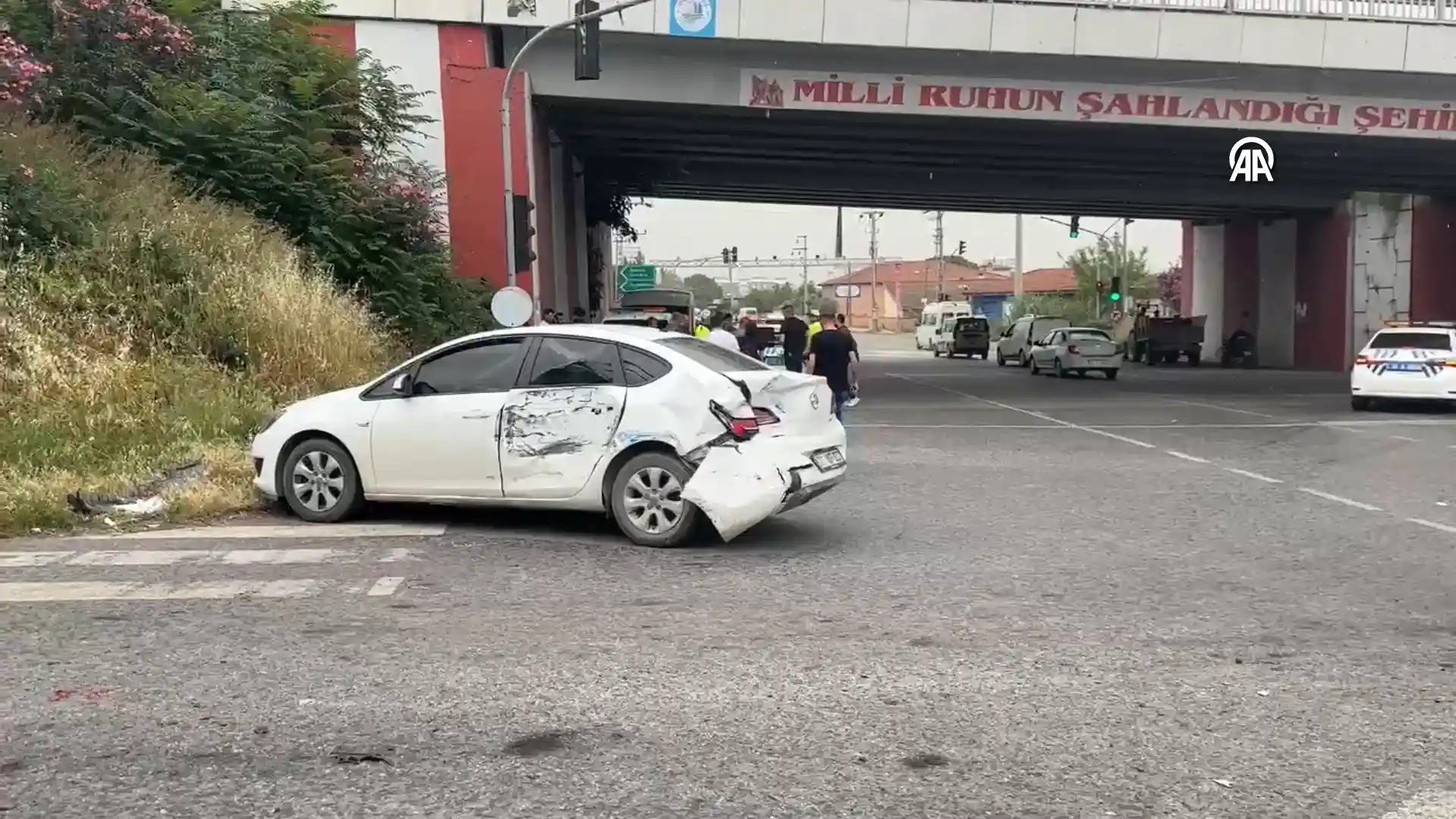 Freni arızalanan kamyon 4 araca çarptı, 2 kişi yaralı