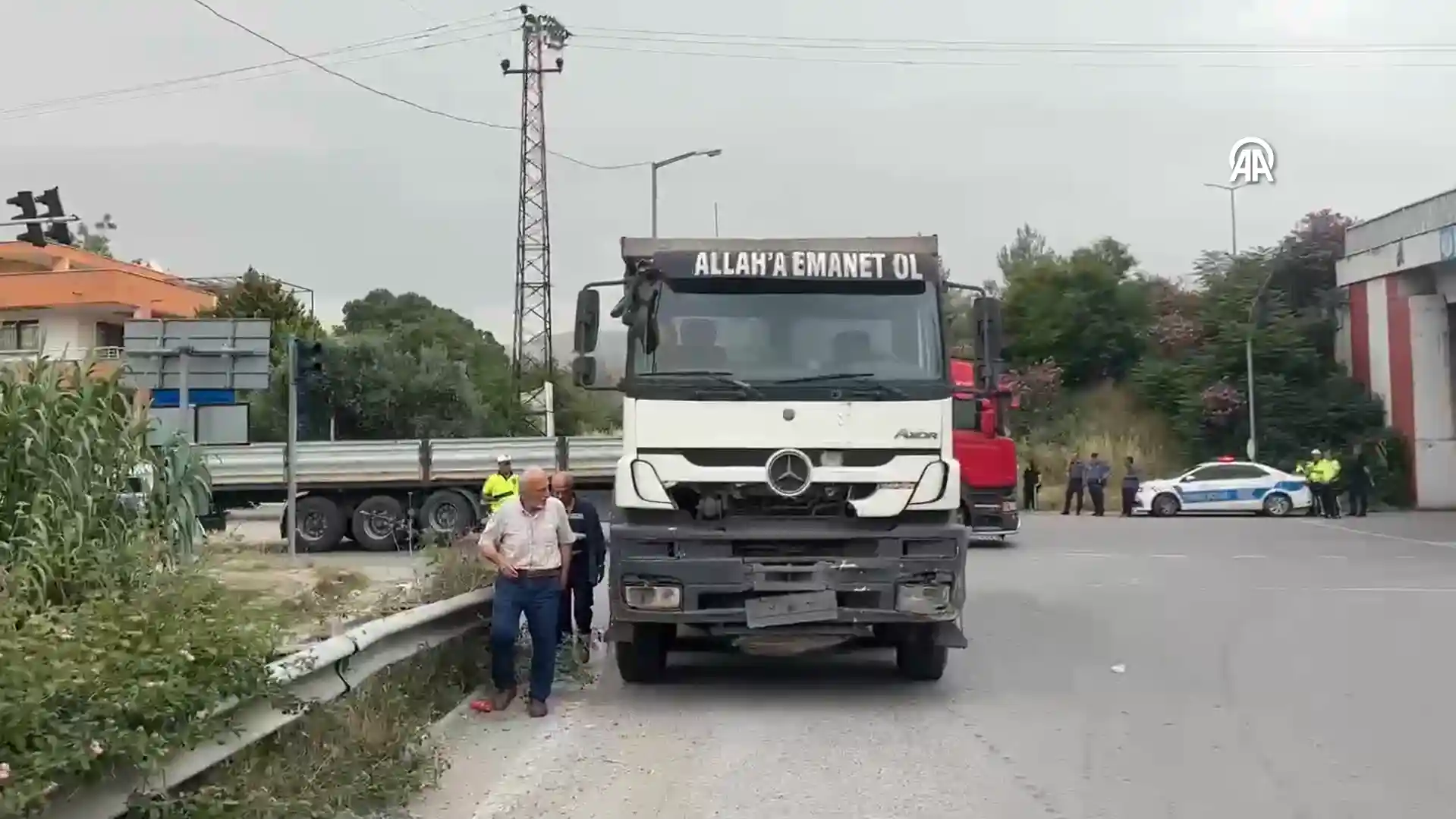 Freni arızalanan kamyon 4 araca çarptı, 2 kişi yaralı