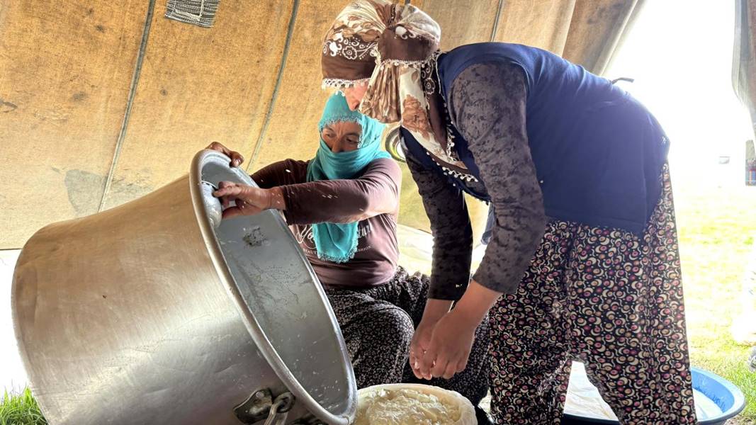 Göçer annelerin ömrü yolda ve çadırda geçiyor