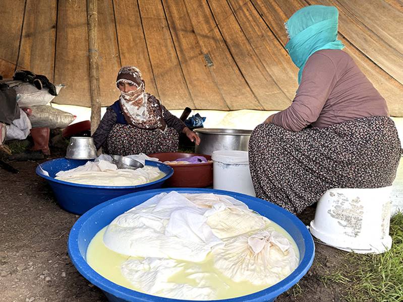 Göçer annelerin ömrü yolda ve çadırda geçiyor