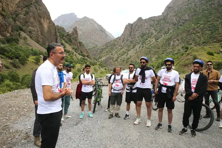 Hakkari'de mayısın ortasında kayak yarışması düzenlendi 