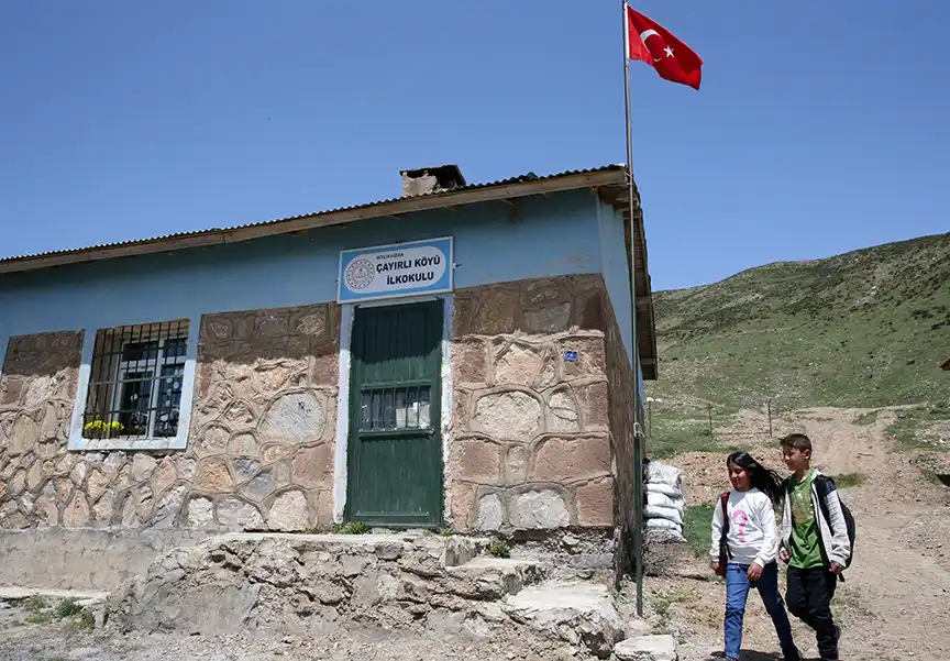 (İki öğrencili sınıfta öğrencileri için çabalıyor