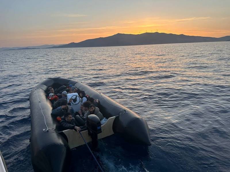 İzmir açıklarında 2 botta 44 düzensiz göçmen kurtarıldı