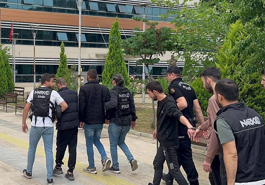 İzmir'deki uyuşturucu operasyonu 64 şüpheliden 45'i tutuklandı