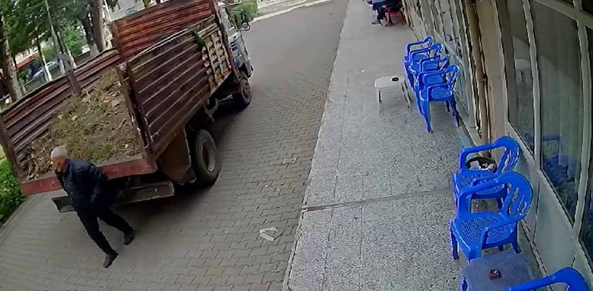 Kütahya da manevra yapan kamyonun altında kaldı (2)