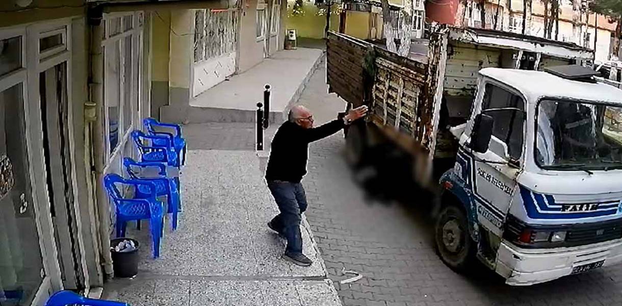 Kütahya da manevra yapan kamyonun altında kaldı (2)