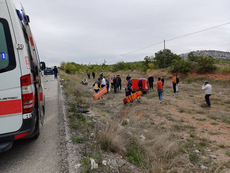 Kütahya'da trafik kazası 1 ölü, 5 yaralı