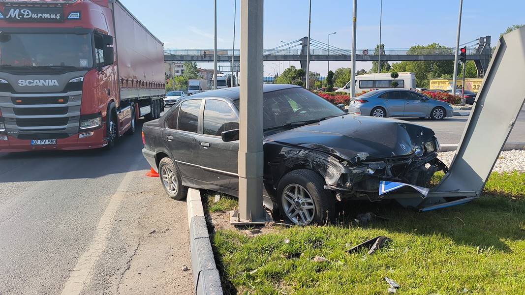 Kütahya’da tren garı önünde alkollü sürücü kaza yaptı