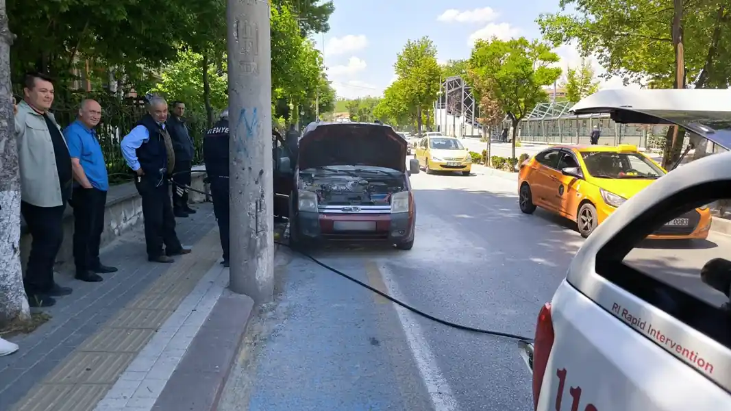 Kütahya’da hareket halindeki araçta çıkan yangın söndürüldü