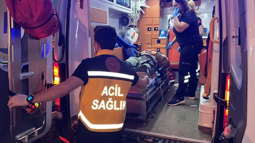 Kütahya’da otomobil yön levhasına çarptı 1 yaralı