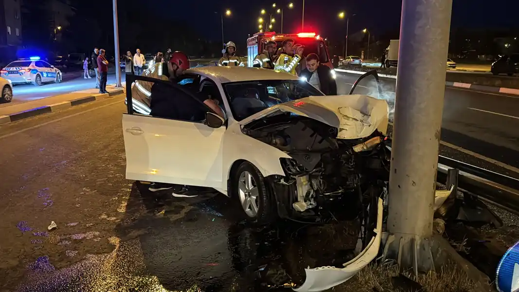 Kütahya’da otomobil yön levhasına çarptı 1 yaralı