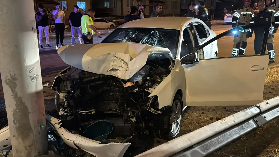 Kütahya’da otomobil yön levhasına çarptı 1 yaralı