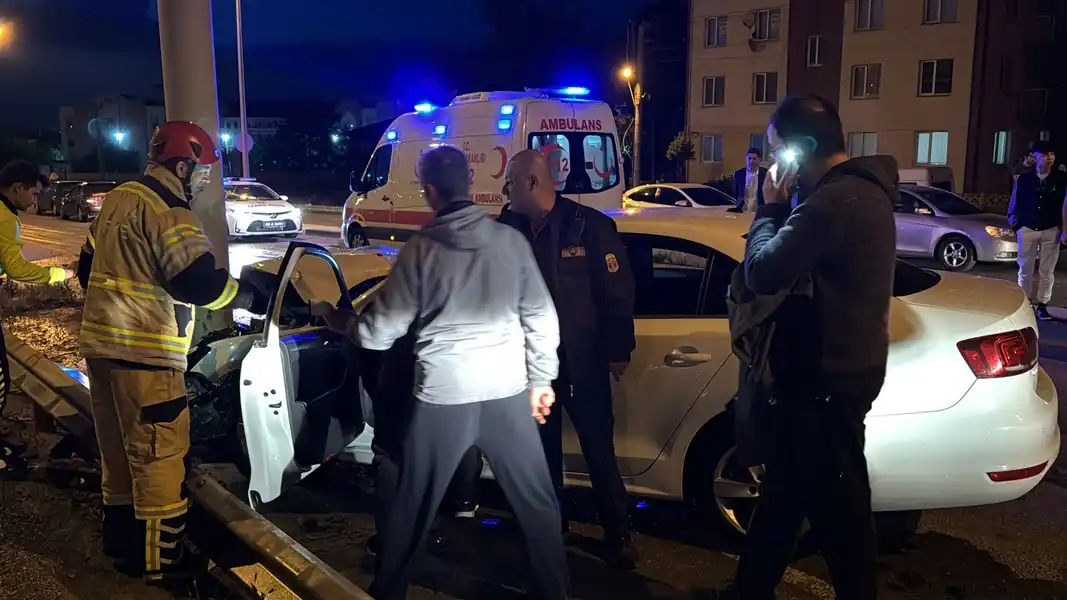 Kütahya’da otomobil yön levhasına çarptı 1 yaralı