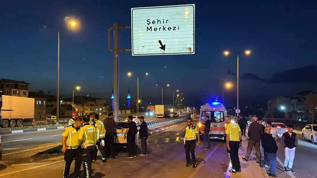 Kütahya’da otomobil yön levhasına çarptı 1 yaralı