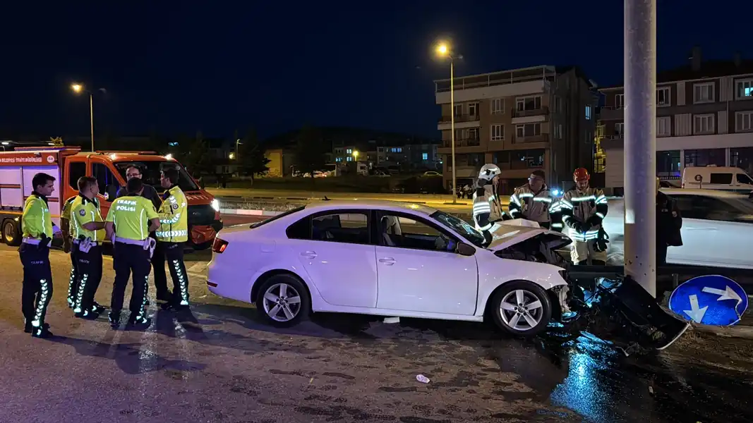 Kütahya’da otomobil yön levhasına çarptı 1 yaralı