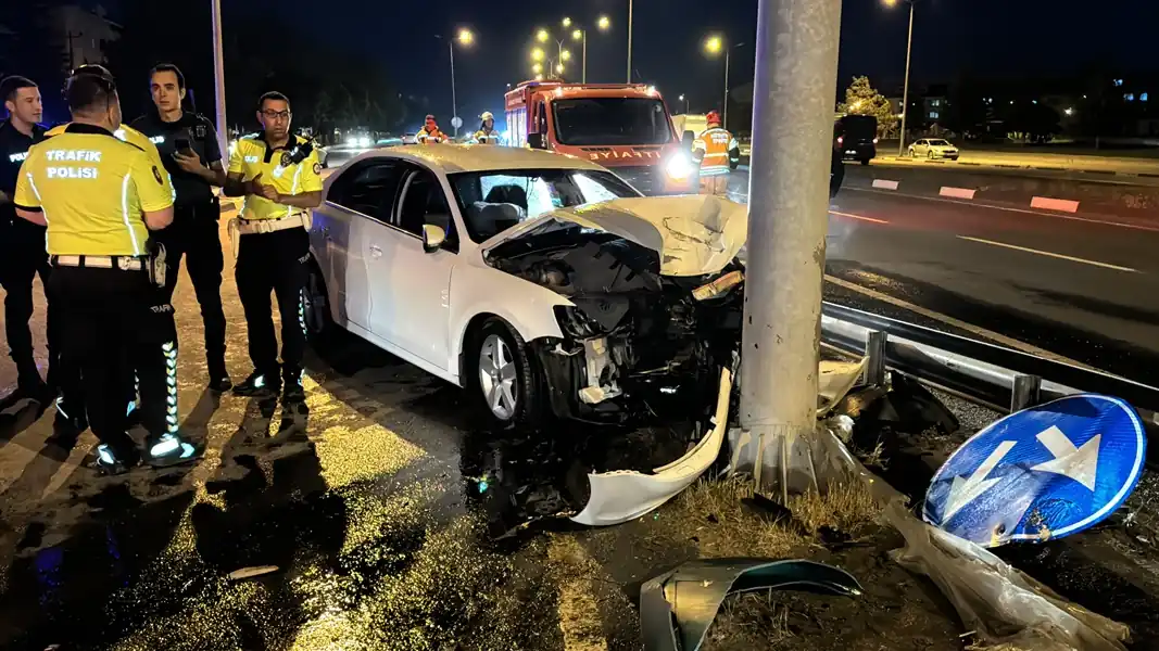 Kütahya’da otomobil yön levhasına çarptı 1 yaralı