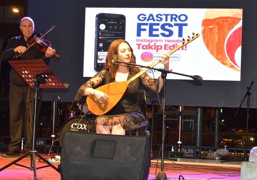 Kütahya’nın ağır elbiseleri festivaldeki defilede sergilendi