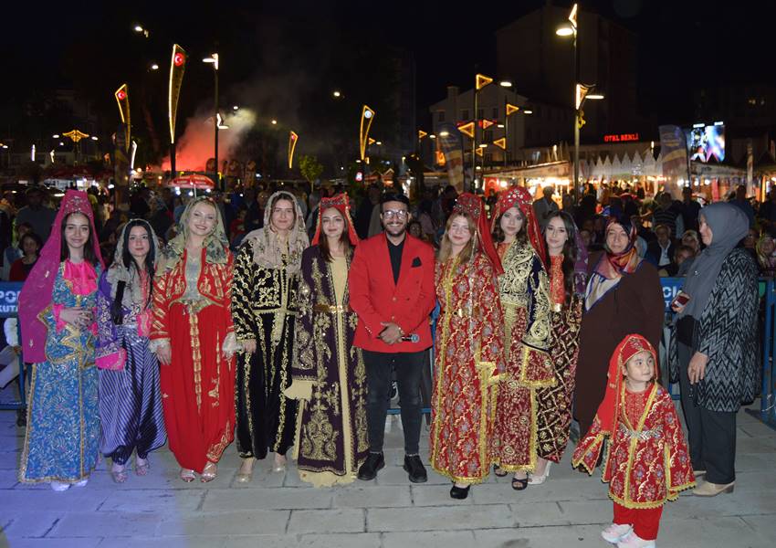 Kütahya’nın ağır elbiseleri festivaldeki defilede sergilendi